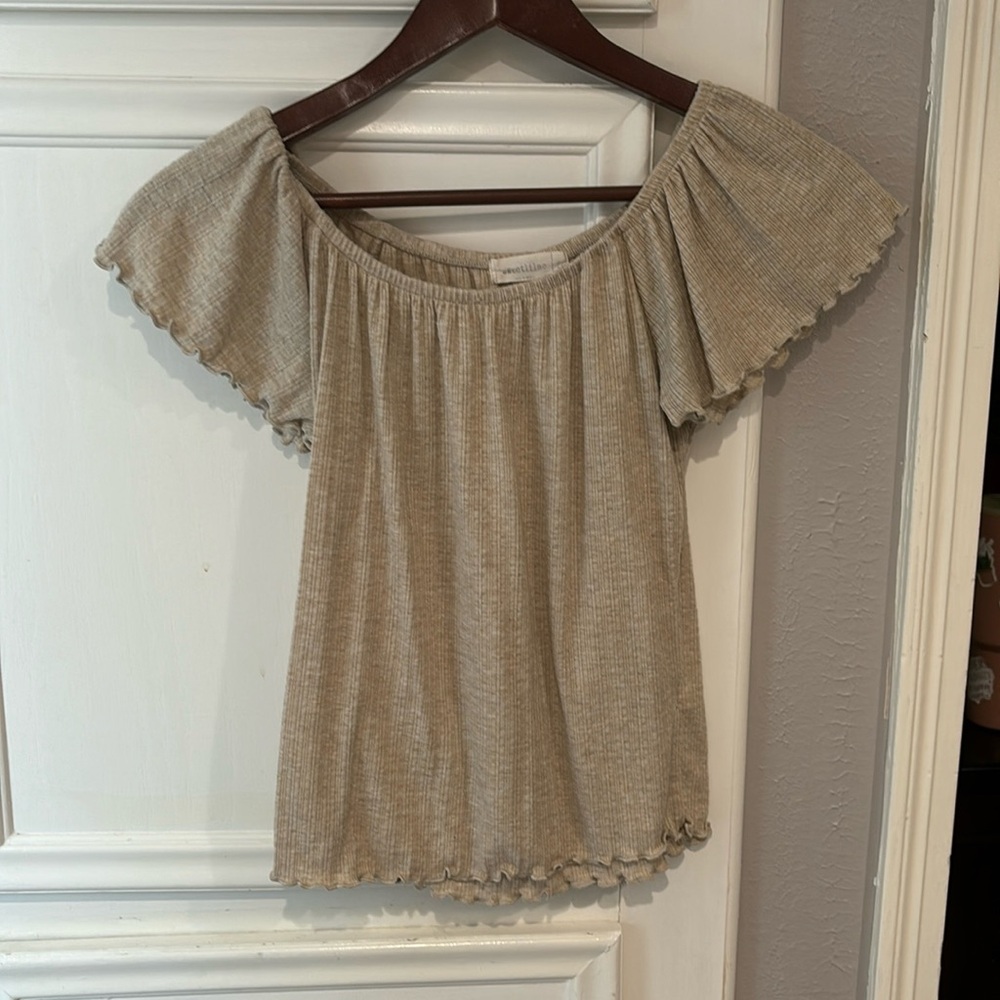 Off shoulder tee shirt tan
